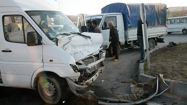 İŞÇİ SERVİSİ İLE KAMYONET ÇARPIŞTI: 5 YARALI