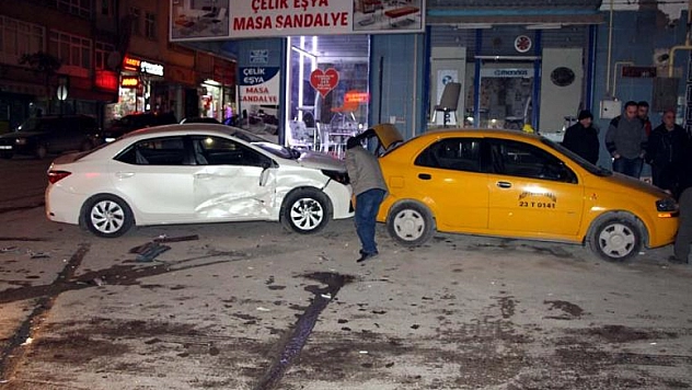 ZİNCİRLEME TRAFİK KAZASI: 5 YARALI