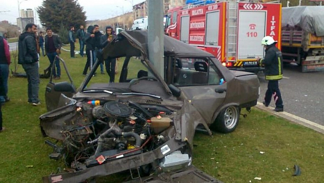 OTOMOBİL AYDINLATMA DİREĞİNE ÇARPTI: 1 YARALI