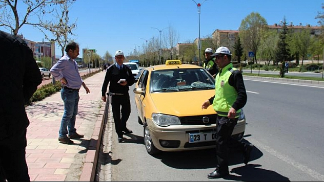2 ARACIN ÇARPTIĞI ÖĞRENCİ AĞIR YARALANDI