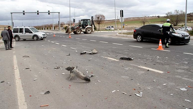 PİKAP İLE OTOMOBİL ÇARPIŞTI 