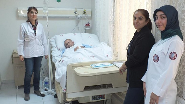 KİMSESİZ HASTAYA, HASTANE PERSONELİ SAHİP ÇIKTI