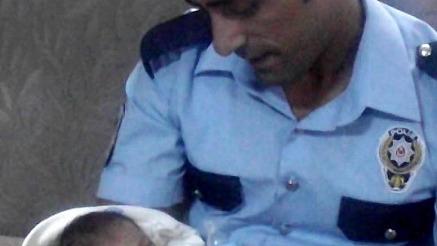 KOCASININ KABUL ETMEDİĞİ 1 HAFTALIK BEBEĞİNİ SOKAĞA TERK ETTİ