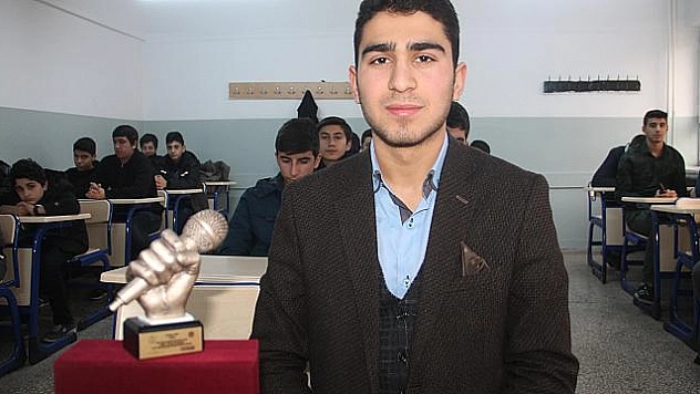 3 DİLDE ŞİİR OKUYOR