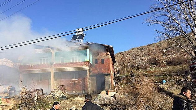 ELAZIĞ'DA ÇATI YANGINI