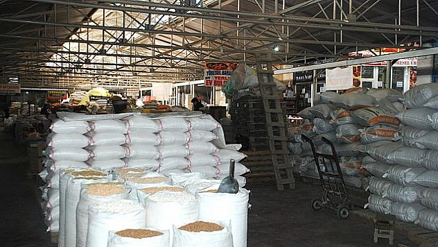 TARİHİ MEYDAN YOK OLUYOR 