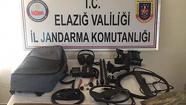 2 ŞÜPHELİ KAZI MALZEMESİ İLE YAKALANDI