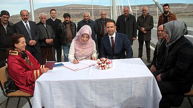 GELİN ADAYINA 'KÖPRÜDE' SÜRPRİZ NİKAH