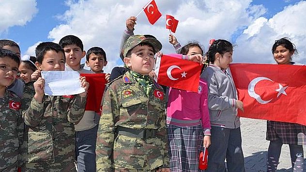 KAHRAMAN MEHMETÇİĞE, MİNİKLERDEN DESTEK