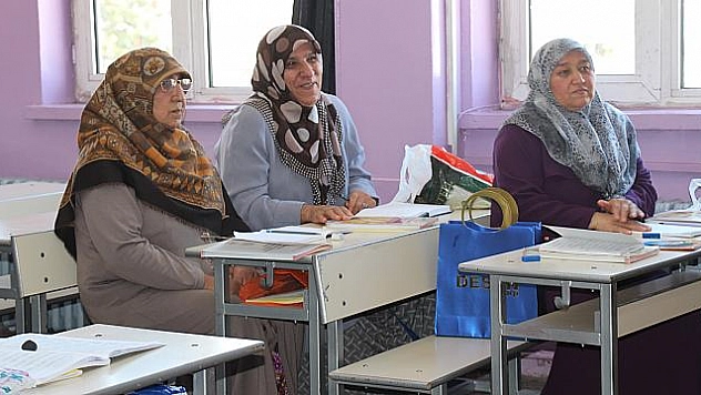 Çocukları istedi, 60'ından sonra okuma yazma öğreniyorlar   