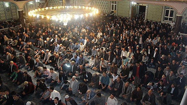 Elazığ'da Miraç Kandili'nde camiler doldu taştı