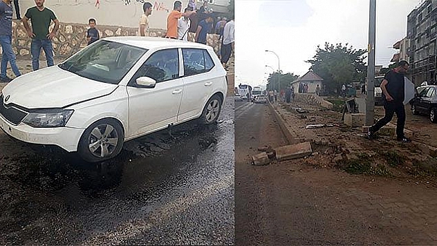 OTOMOBİL AYDINLATMA DİREĞİNE ÇARPTI: 4 YARALI