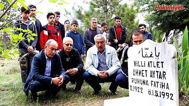Aytar kabri başında anıldı