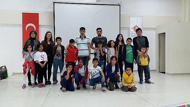 Üniversitelilerden Çocuklara Ziyaret
