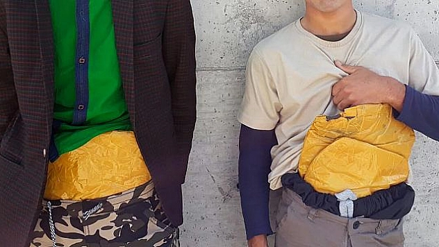 AFGANLI 2 ŞÜPHELİ BELİNE SARDIĞI ESRARLA YAKALANDI