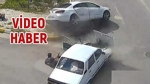 İKİ ARAÇ ÇARPIŞTI, KEMER TAKILI OLMAYAN SÜRÜCÜ DIŞARI FIRLADI
