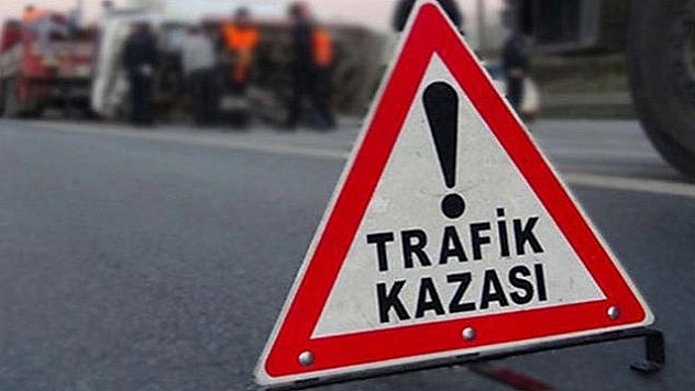 OTOMOBİL TIRA ÇARPTI:4 ÖLÜ 