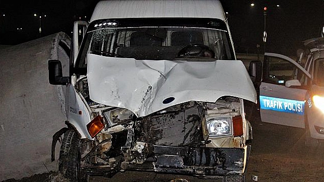 Minibüs otomobile çarptı: 2 kişi yaralandı