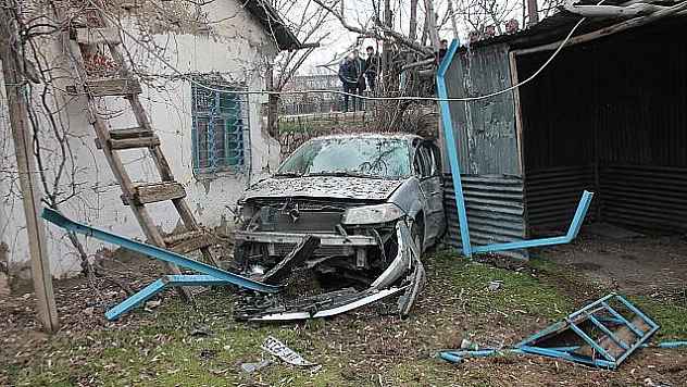 YOLDAN ÇIKAN OTOMOBİL BAHÇEYE UÇTU: 5 YARALI