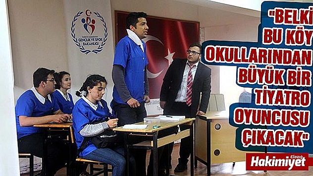 Hazırladıkları oyunları köy okullarında sahneliyorlar