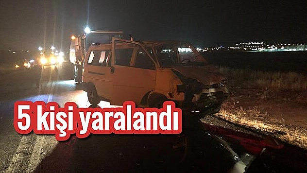 Traktör ve otomobil kafa kafaya çarpıştı 
