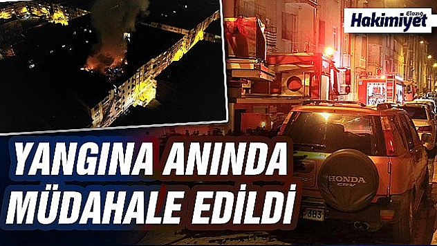 Depremde hasar alan binanın çatısı yandı