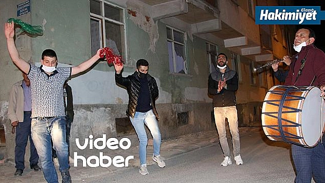 Elazığ'da sosyal mesafeli 'sahur halayı' renkli görüntüler oluşturdu