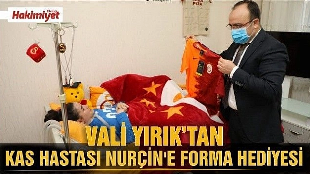 Vali Yırık, kas hastası Nurçin'e forma hediye etti