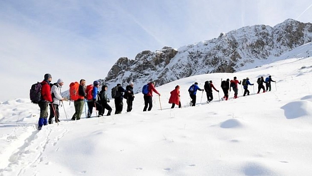 30 dağcı, 6 saatte karlı kaplı zirveye tırmandı