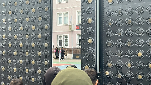 4 Öğrenci Kapanan Okulda Mahsur Kaldı Seslerini Böyle Duyurdular