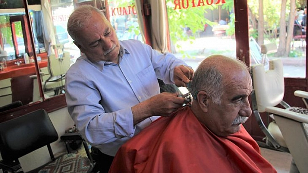 50 Yıl Makas Sallayarak Çocuğunu Avukat Yaptı