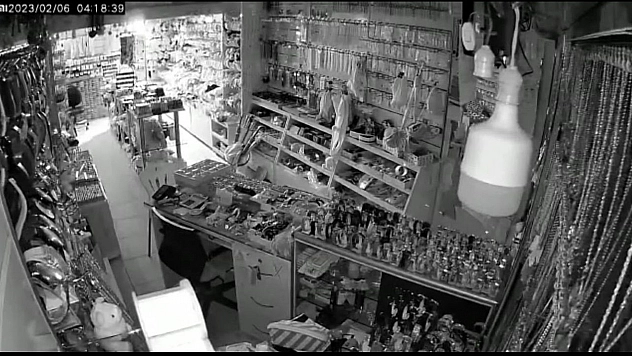 7.4'lük depremin şiddeti kameralara yansıdı