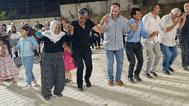 83 Yaşındaki Şerife Nene, Bitmeyen Enerjisiyle 2 Saat Halay Çekti Görenler Hayret Etti