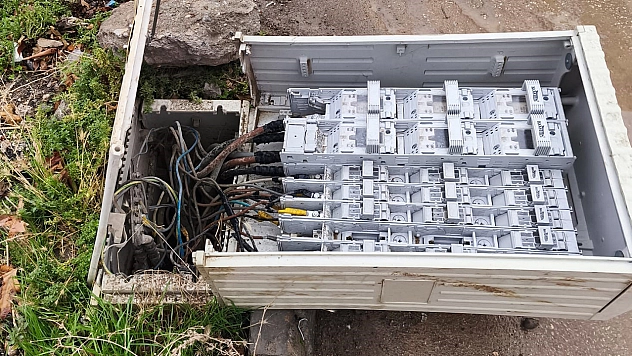 Adıyaman'da devrilen elektrik trafosu ölüm saçıyor