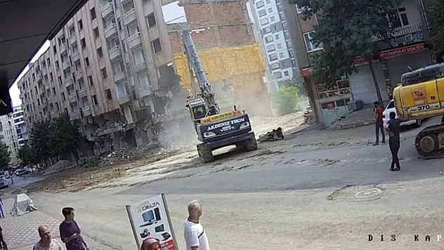 Elazığ'da Bir Bina Yerle Bir Oldu, O Anlar Güvenlik Kamerasında