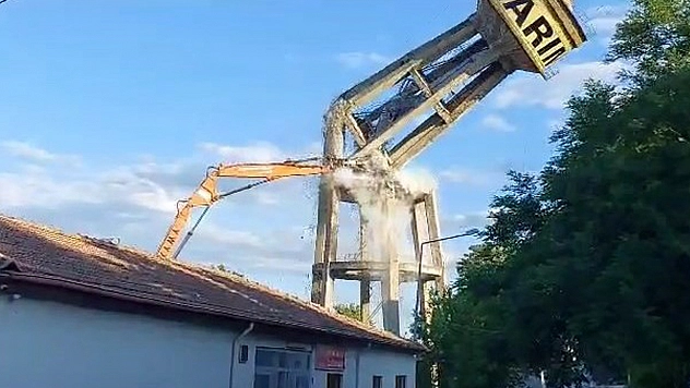 Ağır Hasarlı Su Deposu, Tek Dokunuş ile Yıkıldı