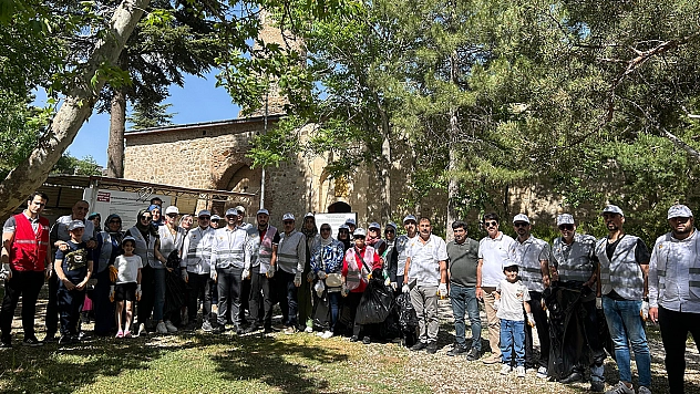 Ak Parti Elazığ İl Teşkilatından Harput'ta anlamlı çevre etkinliği