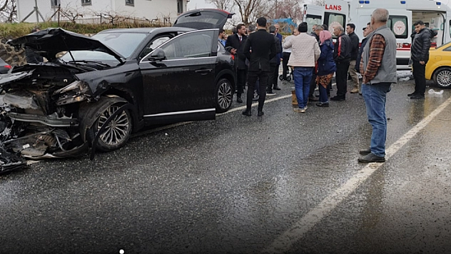AK Parti Konvoyunda Kaza