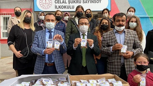 Alaşehirli öğrencilerden Elazığ'a üzüm hediyesi