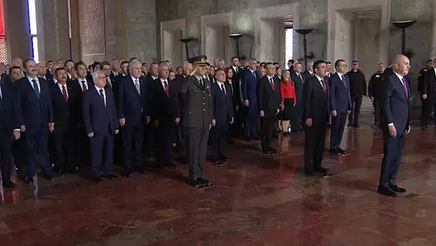 Anıtkabir'de 23 Nisan töreni! Devlet erkanı Atatürk'ün mozolesine çelenk bıraktı