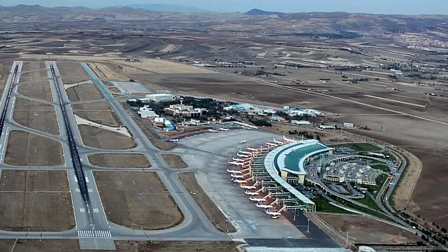 Ankara'da Esenboğa Havalimanı'ndan kalkan özel bir jet ile radar bağlantısı kesildi.