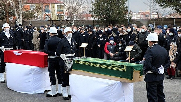 Anneden polis oğluna yürek yakan ağıt: 'Her zaman şaka oluyordu bu şaka olmadı oğlum'