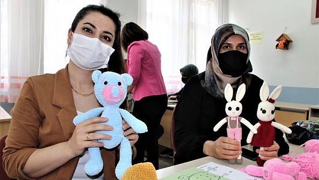 Anneler ve çocukları, ihtiyaç sahipleri için örgü bebek yapmaya başladı
