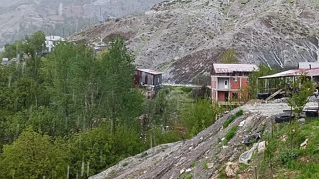 Arıcak'ta misket boyutunda dolu yağdı
