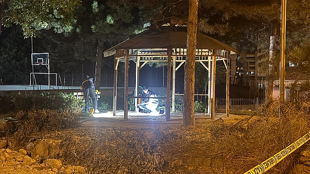 Arkadaşını 3 yerinden bıçakladı