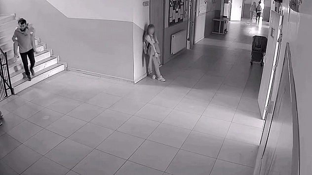 Asansör bozulunca engelli öğrencisini sırtında taşıdı
