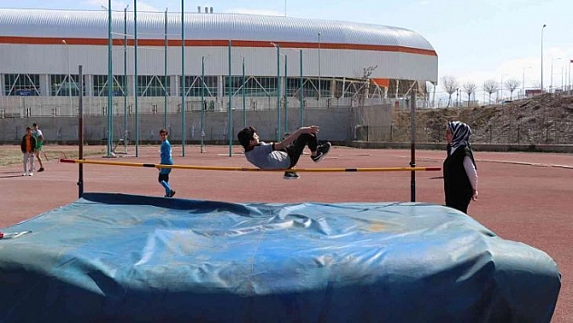 Atletler il birincisi olmak için ter döktü