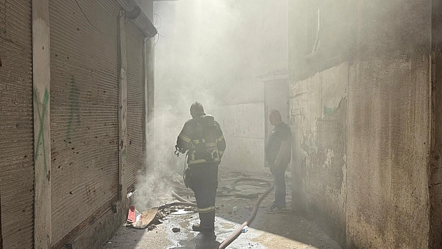 Ayakkabıların bulunduğu depodaki yangın söndürülemiyor