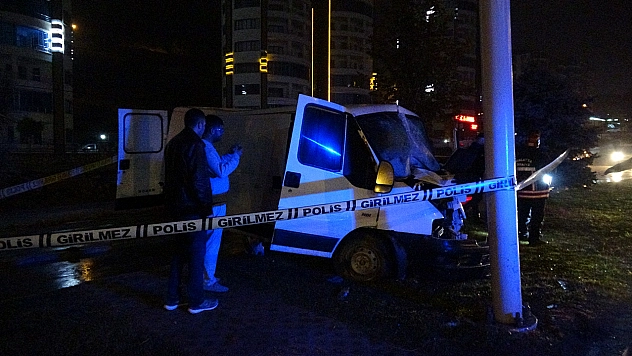 Aydınlatma direğine çarpan 18 yaşındaki minibüs sürücüsü hayatını kaybetti
