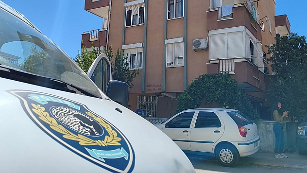 Aynı evde yaşadığı babasının öldüğünü 3 gün sonra fark edip, ablasına haber verdi